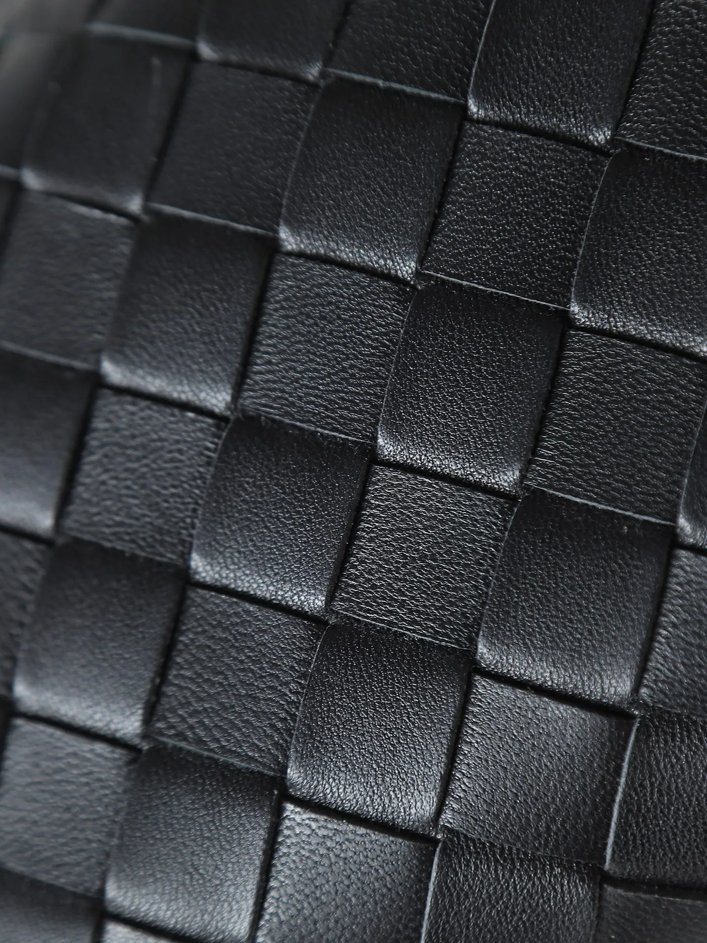 Batch 1300. 𝗕𝗼𝘁𝘁𝗲𝗴𝗮 𝗩𝗲𝗻𝗲𝘁𝗮———— The latest version of the loop camera bag💥 at the BV King of Cost-Effectiveness counter, large woven texture➕As always, ultra-high-quality lambskin, with zippers and adjustable drawstrings, it is especially suitable for the belly💫It can fit anything, and it is very light in weight. It is suitable for girls of all ages. Size: 17*10*6 Style number: 680254